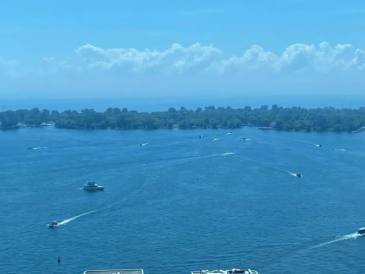 Lakeside Haven: Harbourfront Condo with Million-Dollar Views Toronto
