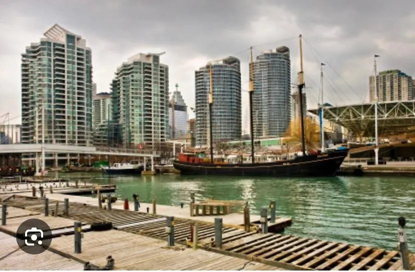 Lakeside Haven: Harbourfront Condo with Million-Dollar Views Toronto 0*,  Canada