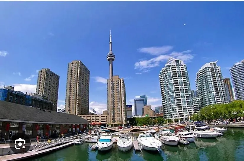 Lakeside Haven: Harbourfront Condo with Million-Dollar Views Toronto Apartment
