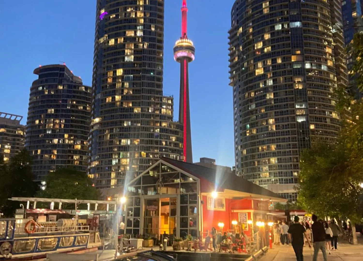 Apartment Lakeside Haven: Harbourfront Condo with Million-Dollar Views Toronto
