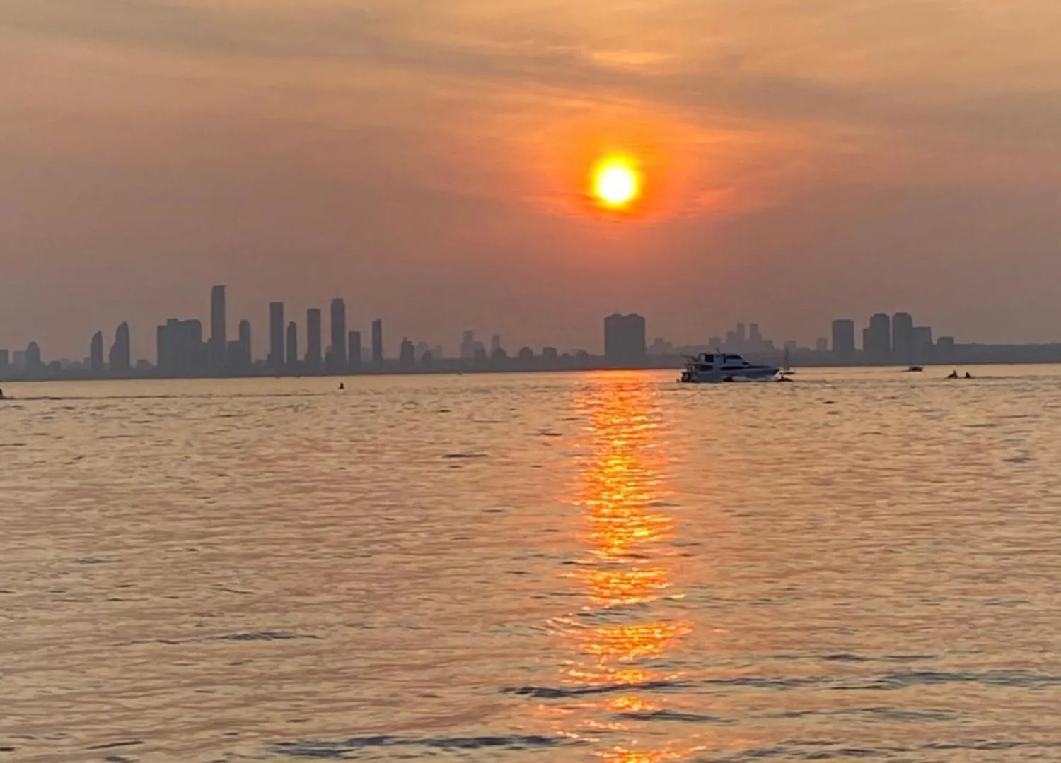 Apartment Lakeside Haven: Harbourfront Condo with Million-Dollar Views Toronto