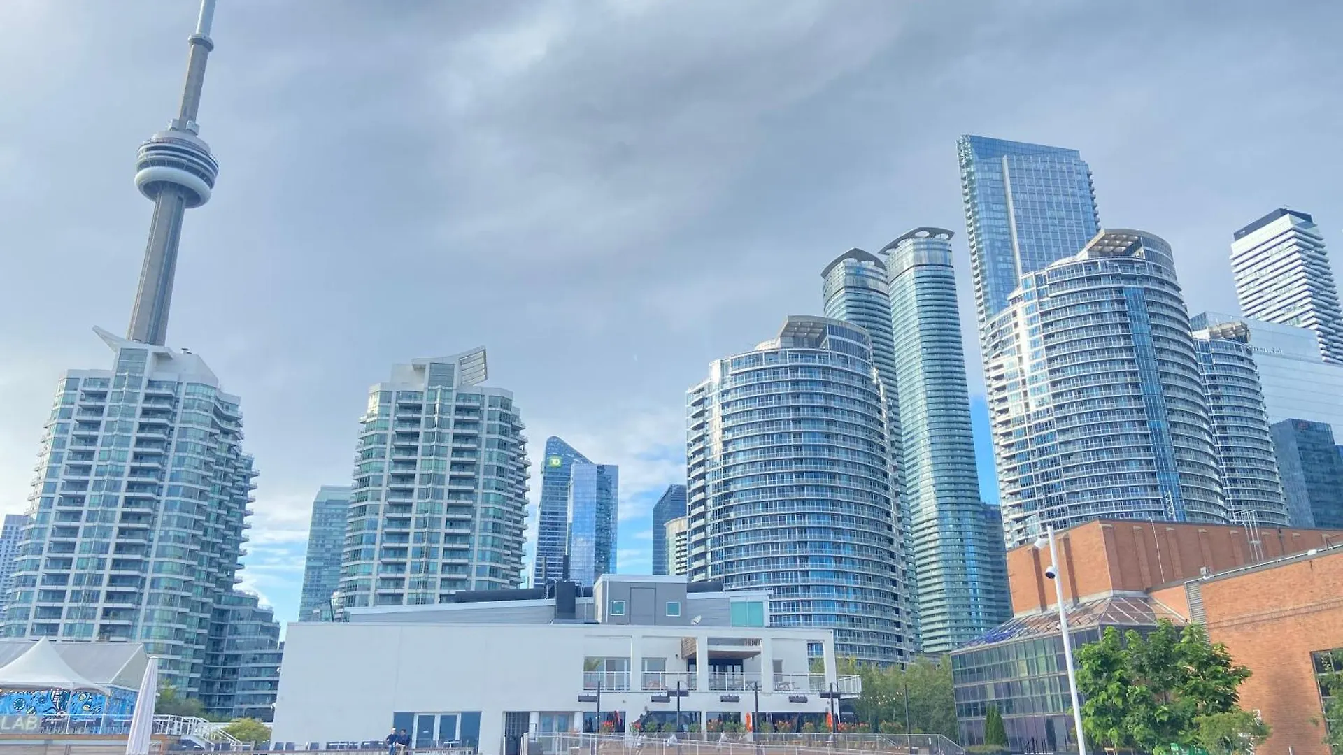 Apartment Lakeside Haven: Harbourfront Condo with Million-Dollar Views Toronto