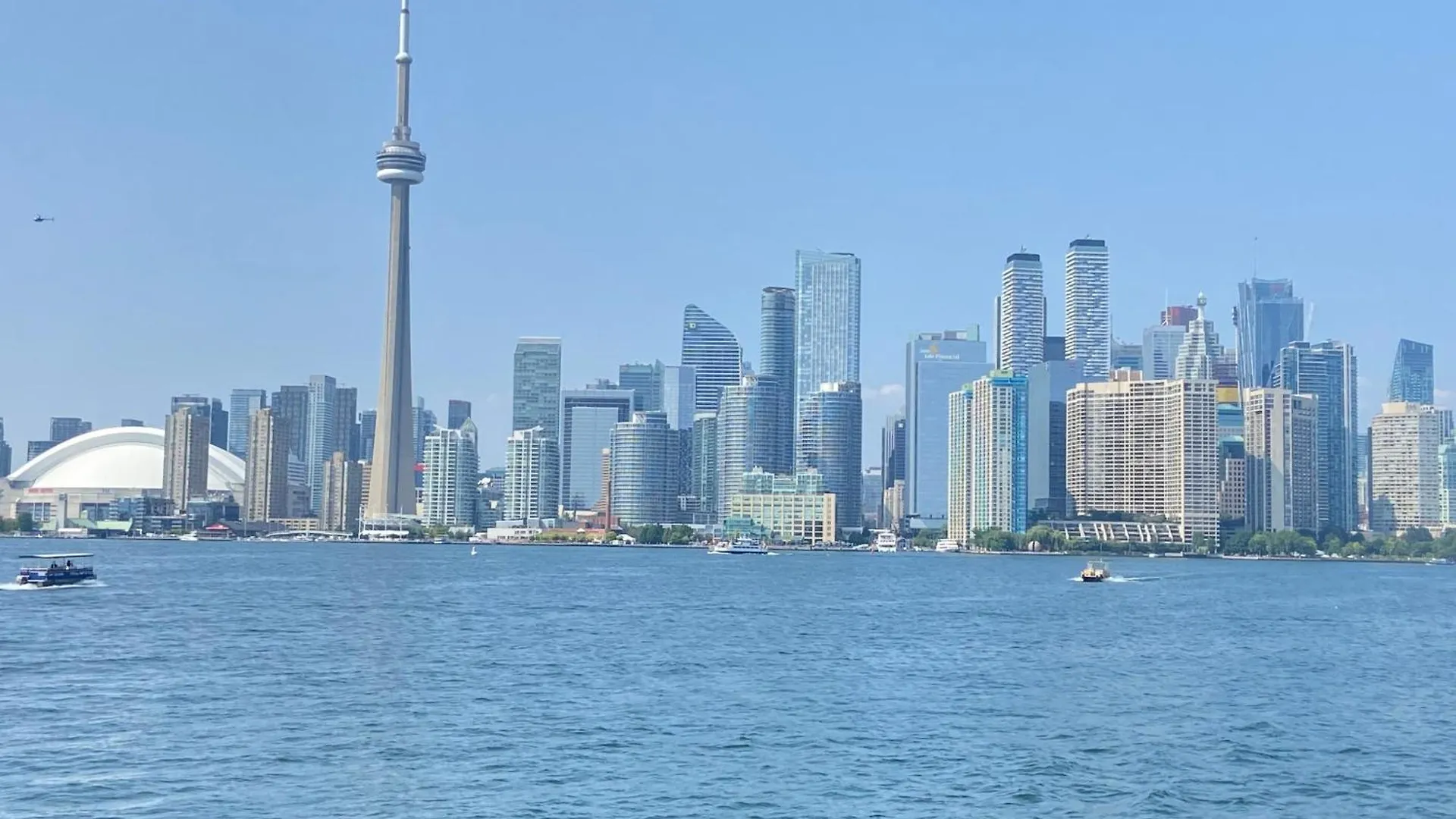 Lakeside Haven: Harbourfront Condo with Million-Dollar Views Toronto Apartment