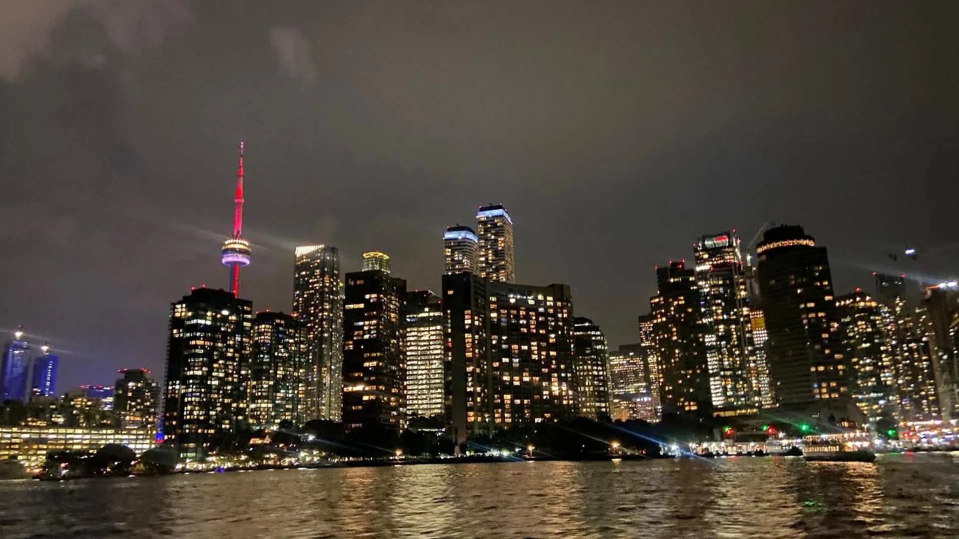 Apartment Lakeside Haven: Harbourfront Condo with Million-Dollar Views Toronto