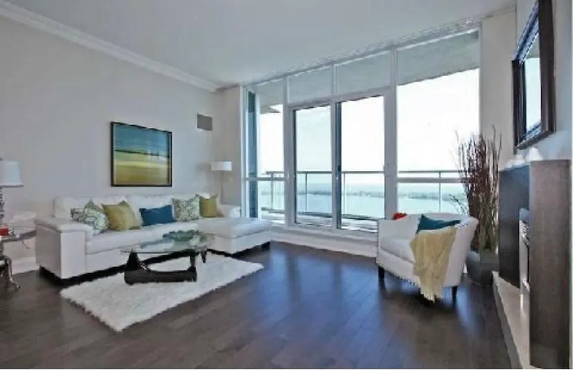 Lakeside Haven: Harbourfront Condo with Million-Dollar Views Toronto Apartment