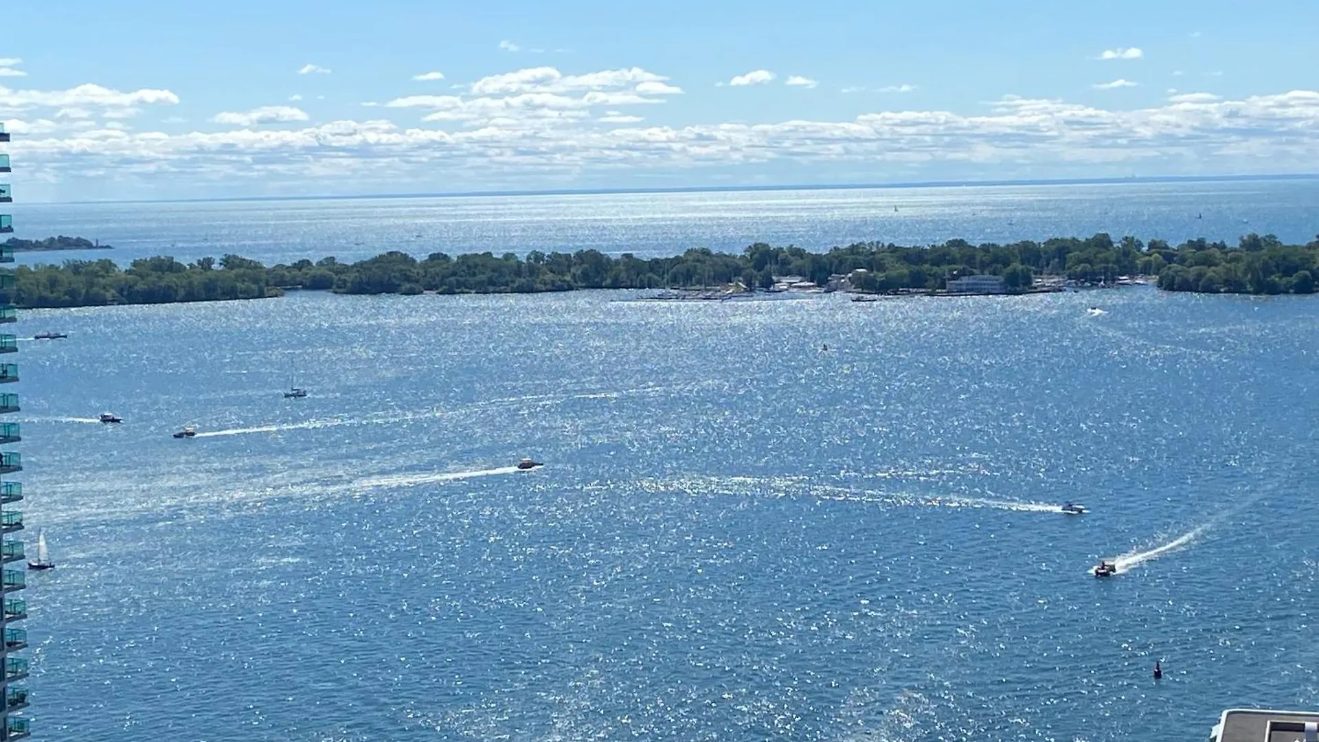 Million Dollar Lake-View - Harbourfront Spacious 2 Bedroom- 2 Bathroom Condo Across The Lake With Stunning Lake View With Free Parking! Toronto Lejlighed