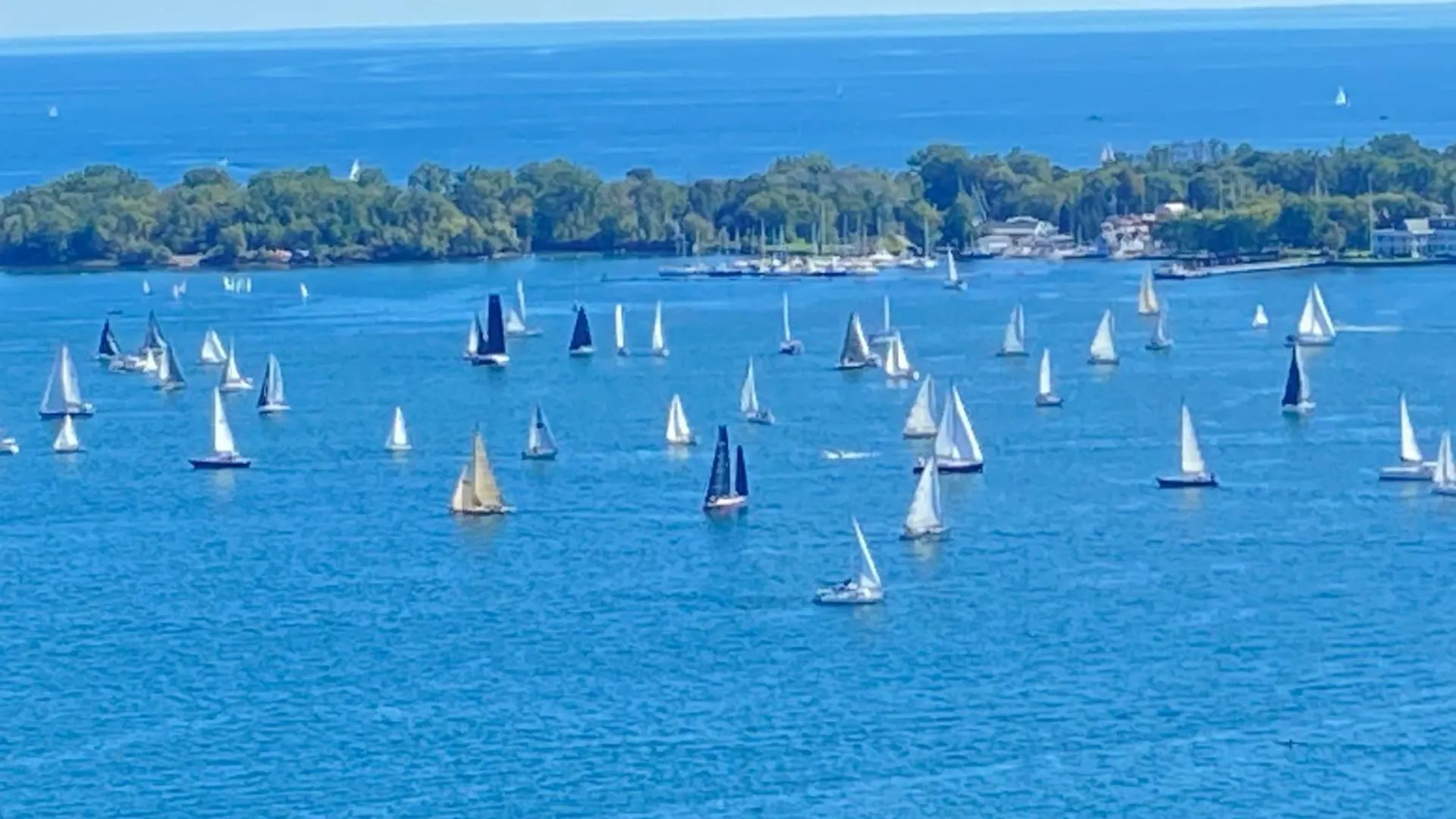 Million Dollar Lake-View - Harbourfront Spacious 2 Bedroom- 2 Bathroom Condo Across The Lake With Stunning Lake View With Free Parking! Toronto