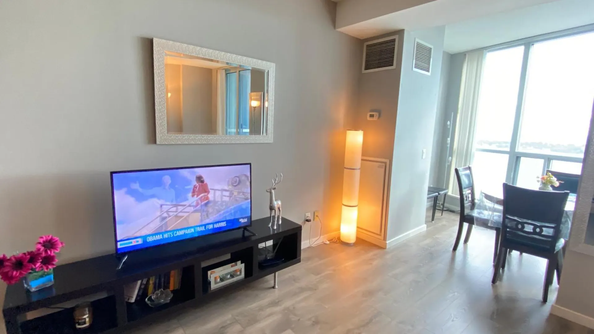 Million Dollar Lake-View - Harbourfront Spacious 2 Bedroom- 2 Bathroom Condo Across The Lake With Stunning Lake View With Free Parking! Toronto 0*,  Canada